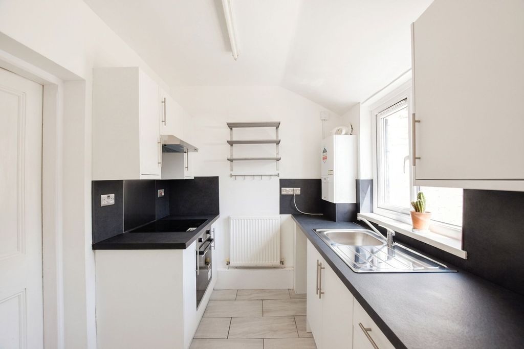 Property photo 1 of 9 Kitchen