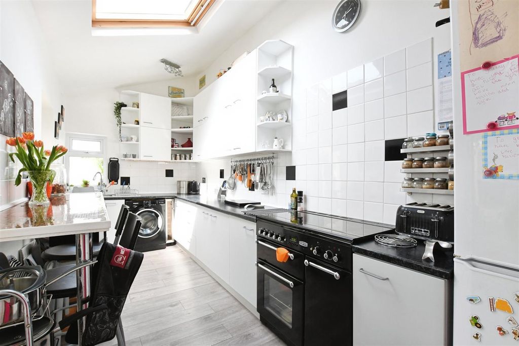 Property photo 3 of 19 Fitted Kitchen