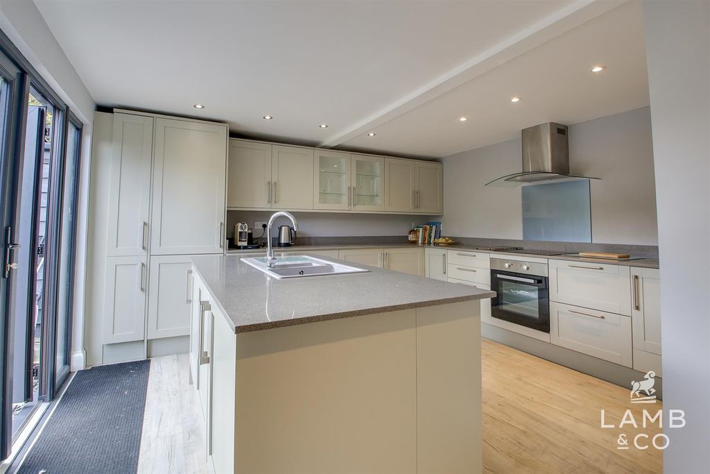 Property photo 2 of 29 Kitchen/Breakfast Room