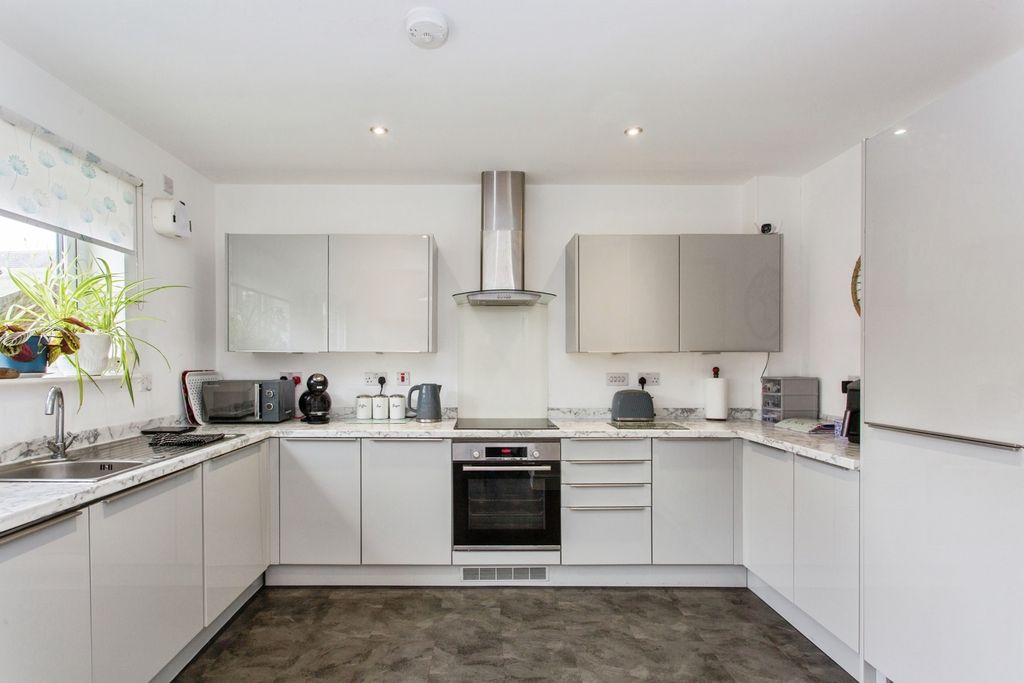 Property photo 3 of 18 Kitchen