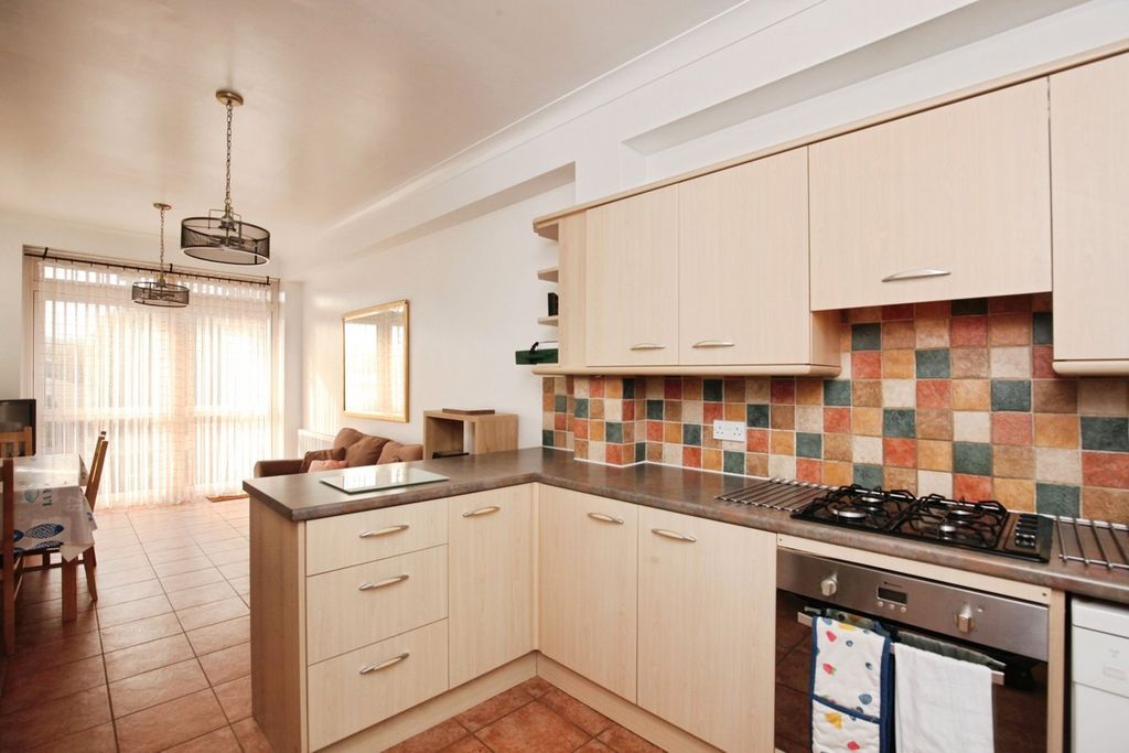 Property photo 2 of 21