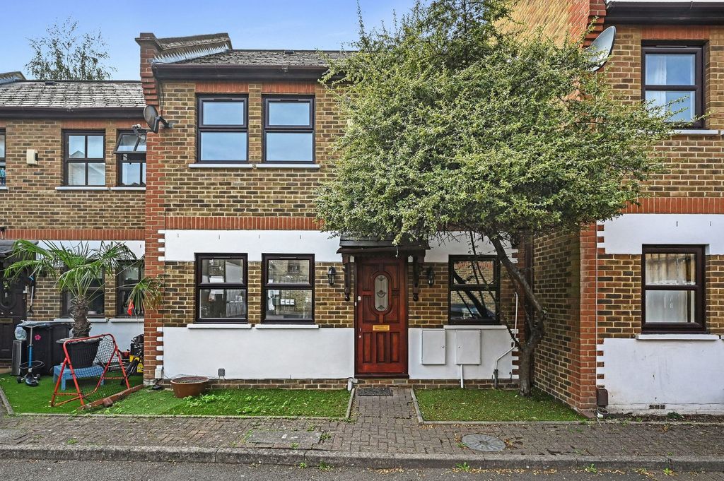 Property photo 1 of 18 External