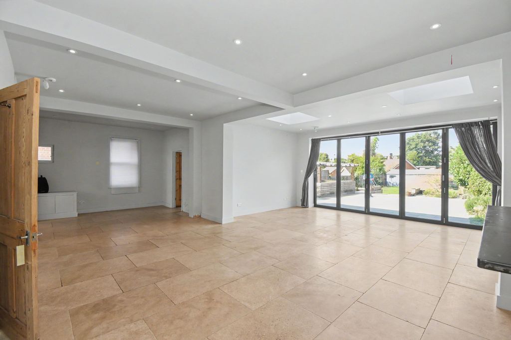 Property photo 3 of 24 22 Spencers Road, Maidenhead, Sl6 6Ln