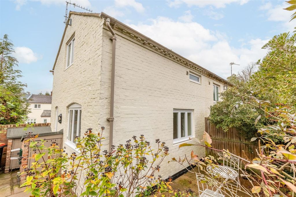 Property photo 2 of 18 8Broxtonhallmews-16.Jpg