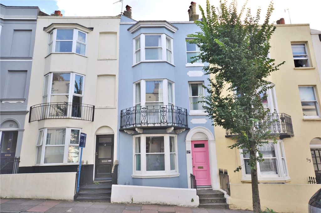 Property photo 1 of 12 Photo 01