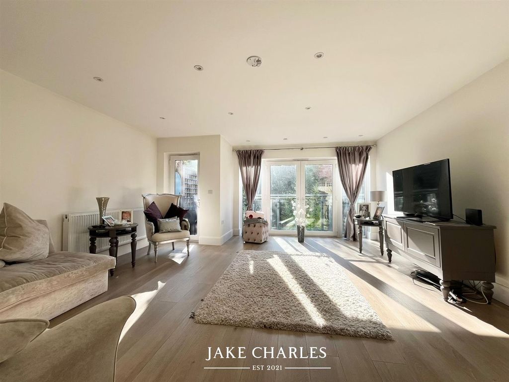 Property photo 2 of 24 95c8Edaf-c1d3-4Ed8-Bc07-E491Db99A6B7.Jpg