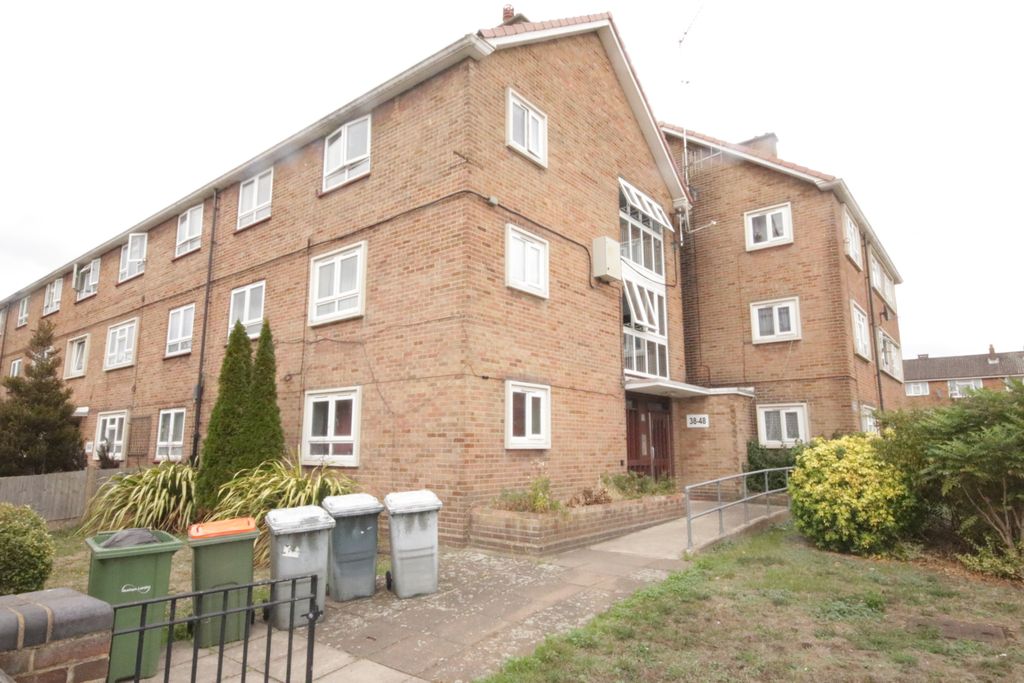 Property photo 1 of 11 A Good Size 3 Bedroom Ground Floor Flat For Sale With No Onward Chain
