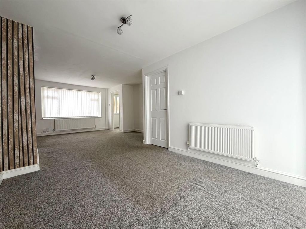 Property photo 3 of 11 Living Room 1.1