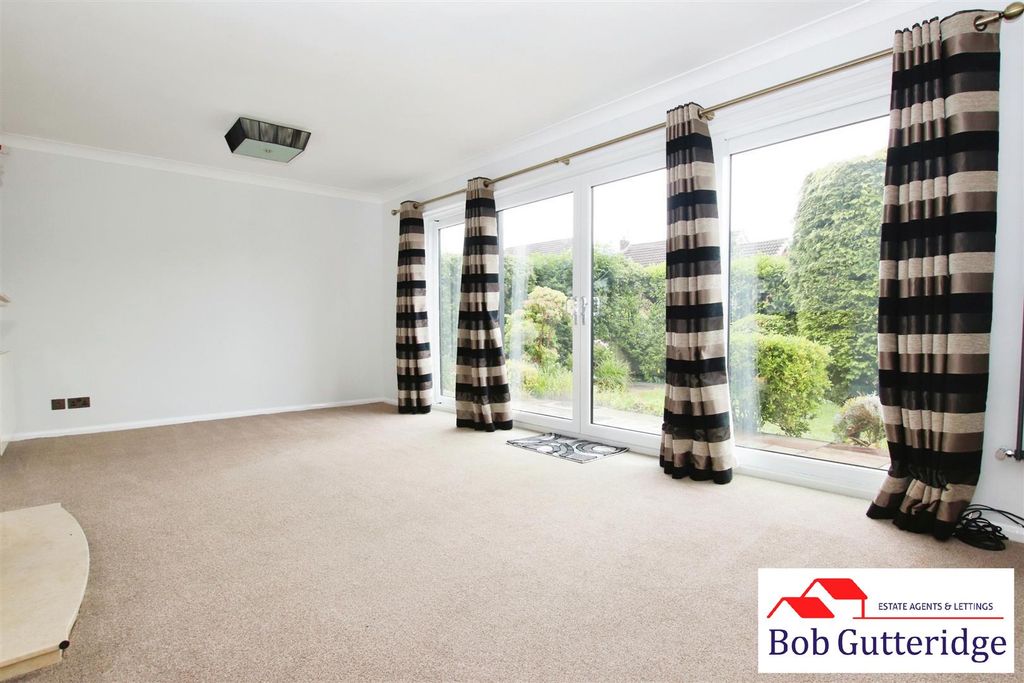 Property photo 2 of 32 Lounge