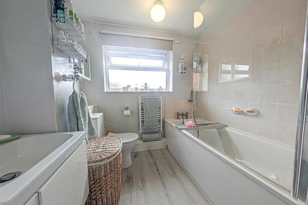 Property photo 2 of 10 Bath 2.Jpg