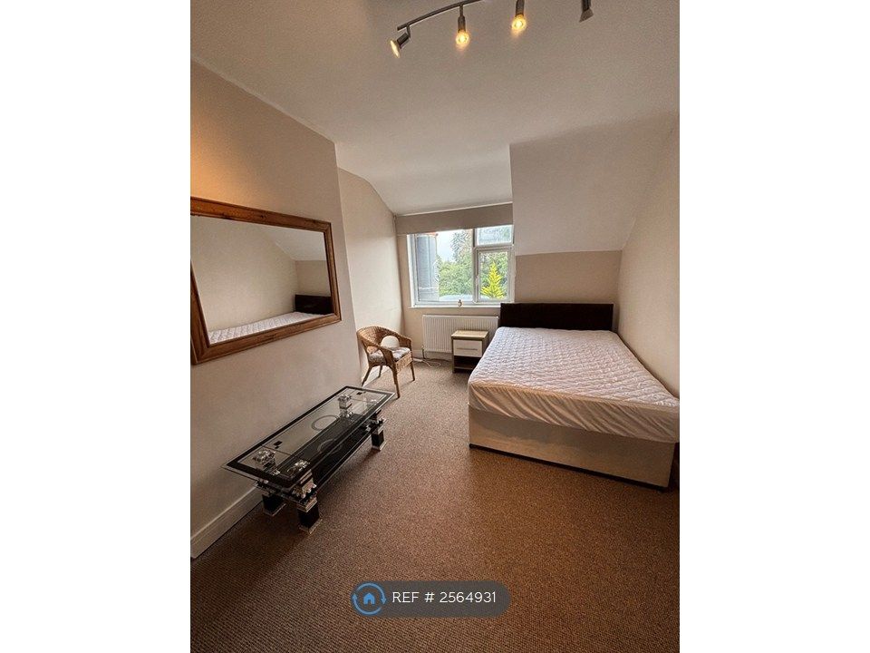 Property photo 2 of 6 Large Room
