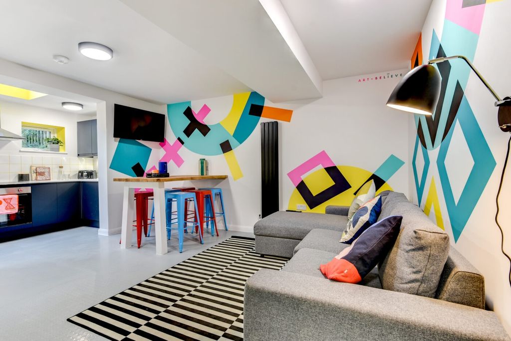 Property photo 1 of 5 Bright, Contemporary Open-Plan Living Area With A ...