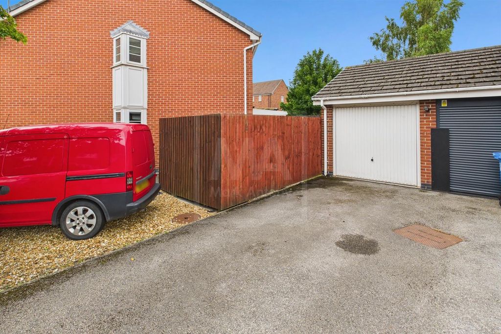 Property photo 3 of 16 Parking And Garage