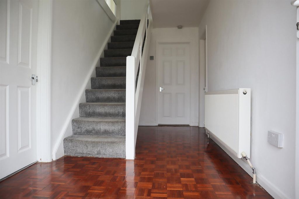 Property photo 2 of 17 Entrance Hall