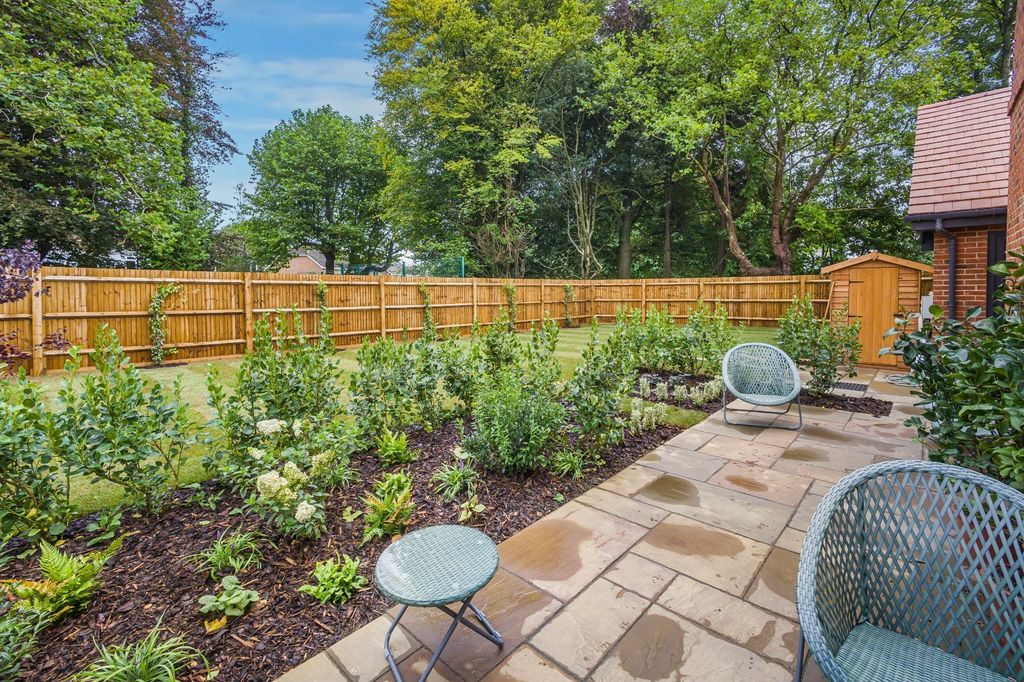 Property photo 2 of 25 Private Garden