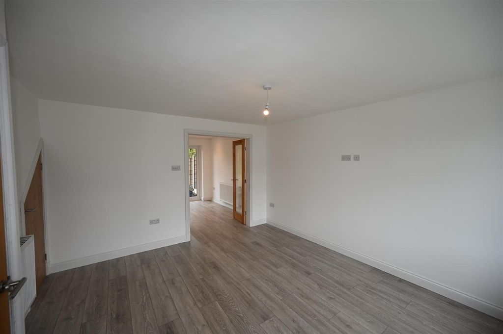 Property photo 3 of 13 11531521-73F2-4Dff-976B-1B6420697587.Jpeg