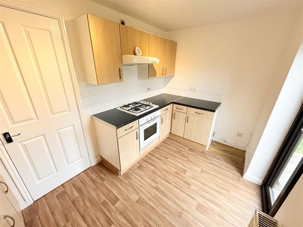 Property photo 3 of 11 Kitchen