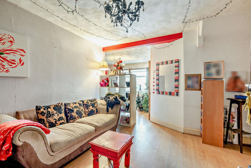 Property photo 3 of 11 8679477-Interior07-800.Jpg