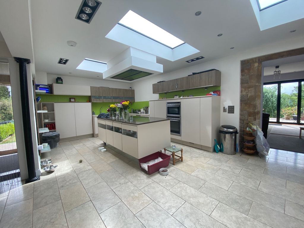 Property photo 3 of 19 Kitchen