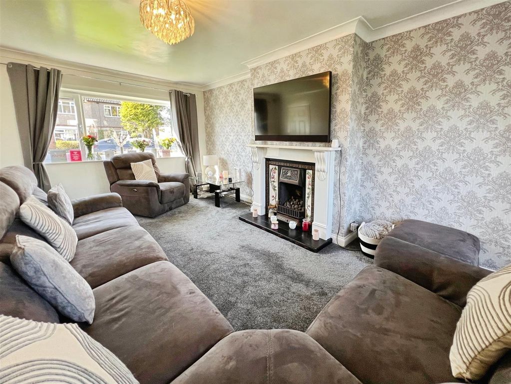 Property photo 3 of 27 Lounge