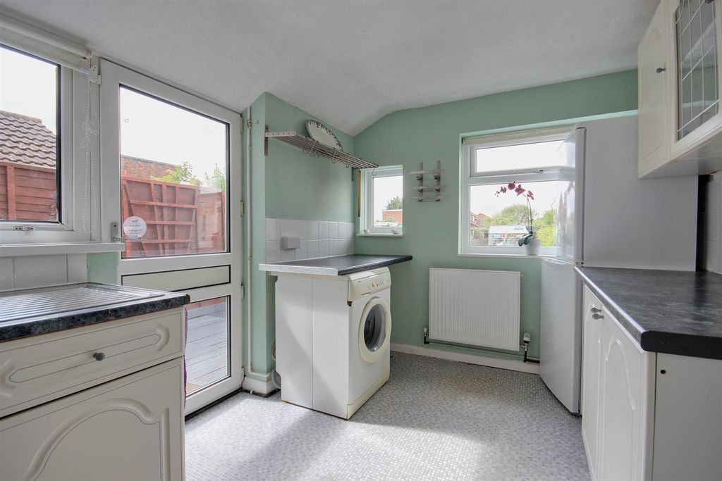 Property photo 2 of 12 Keswick Gardens (7).Jpg