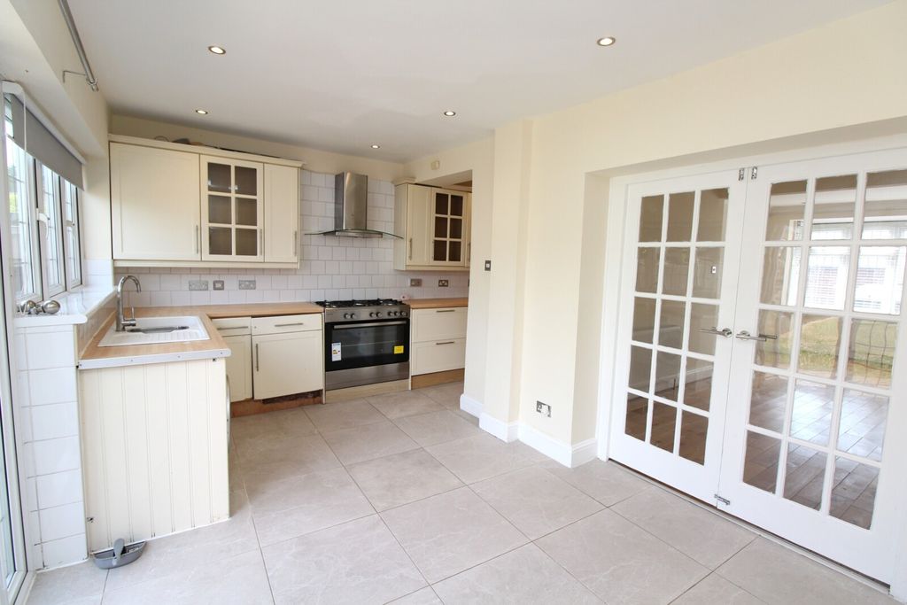 Property photo 3 of 8 Kitchen