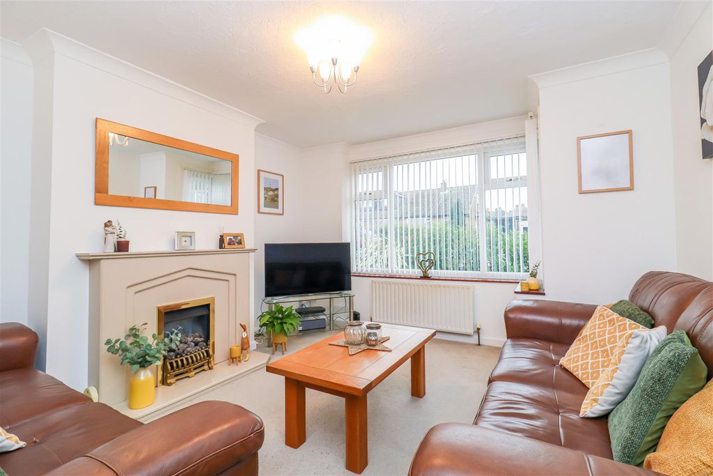 Property photo 3 of 10 Lounge