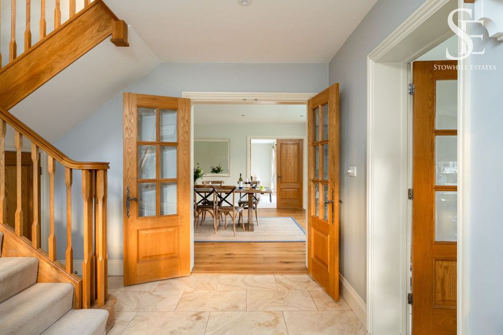 Property photo 2 of 24 Entrance Hall