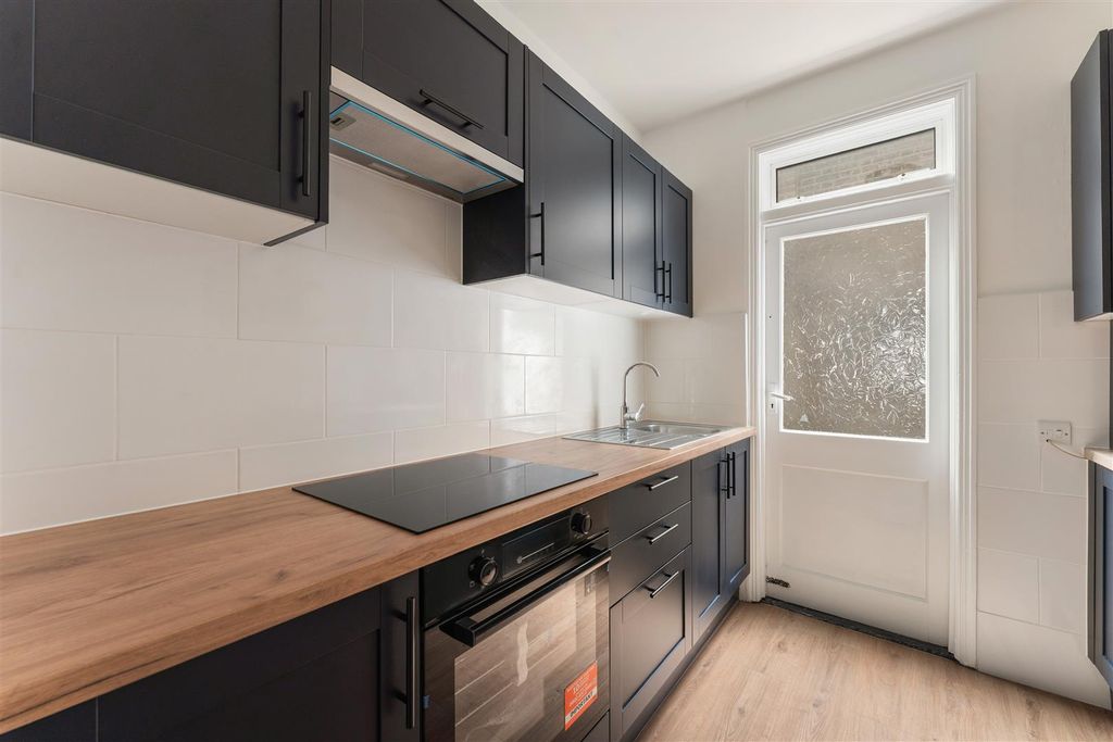 Property photo 3 of 24 Brettenham Road, E17