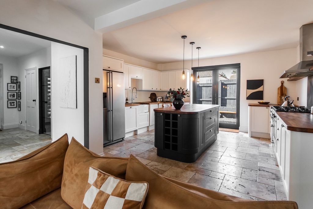 Property photo 3 of 29