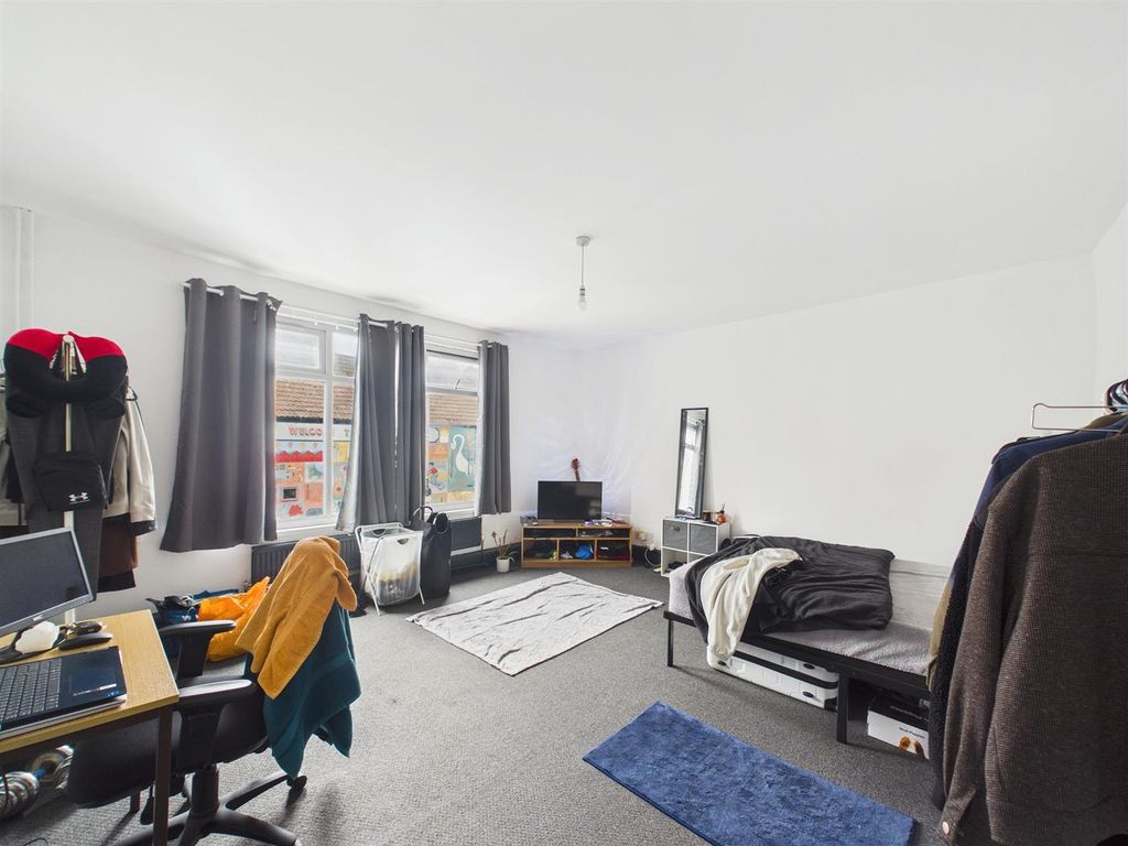 Property photo 2 of 12 2 - Three Bedroom Maisonette.Jpg