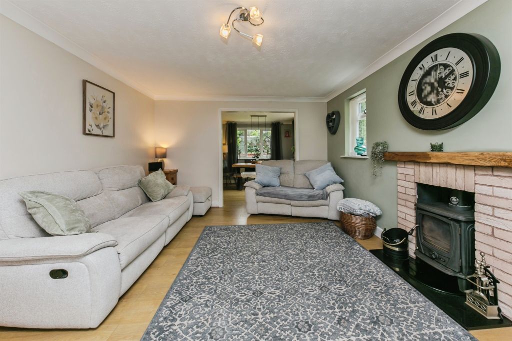 Property photo 3 of 22 Lounge: