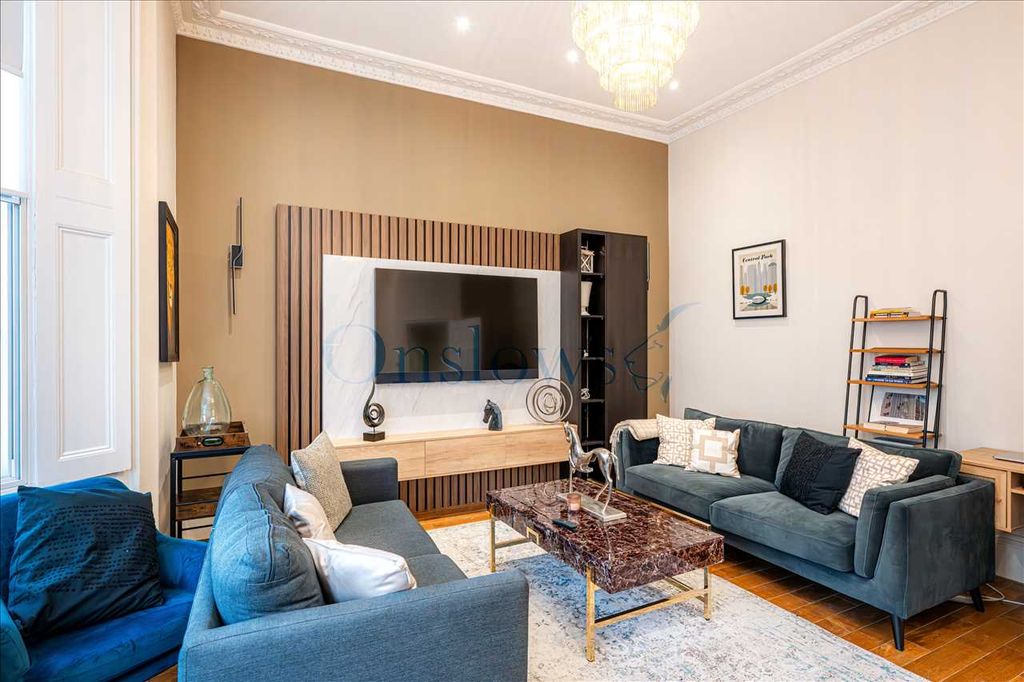 Property photo 3 of 17 Lounge