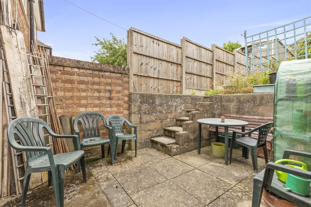 Property photo 3 of 13 46 Buckingham Drive, Hp13 7Xs-10.Jpg