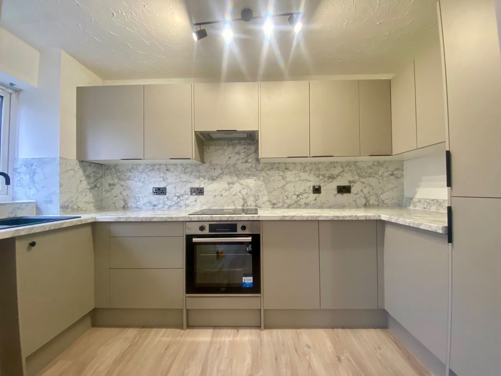 Property photo 2 of 6 Kitchen