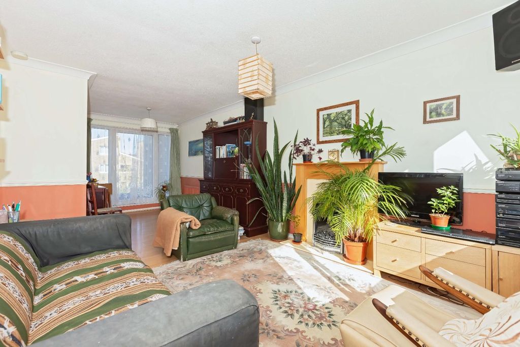 Property photo 3 of 14 Labernum Close_10.Jpg