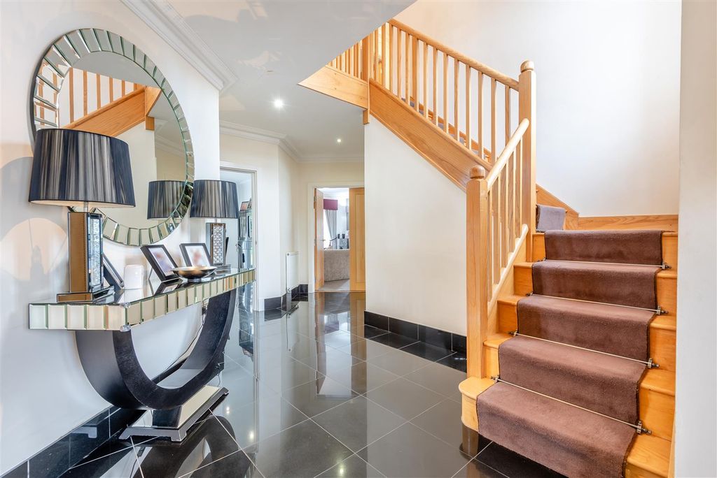 Property photo 2 of 21 8681339-Interior01.Jpg