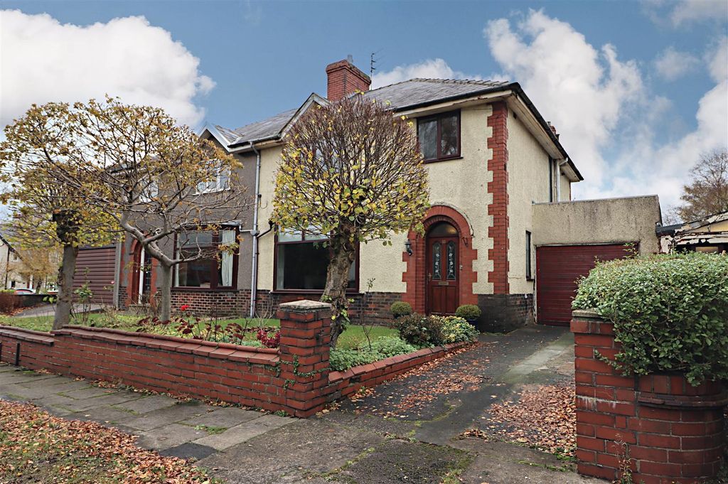 3 bed semi-detached house for sale Roe Lee