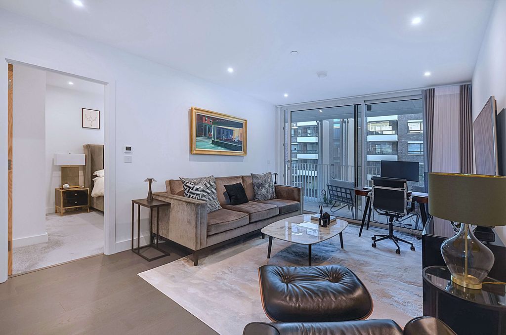 Property photo 3 of 18 2 Lounge Area.Jpg