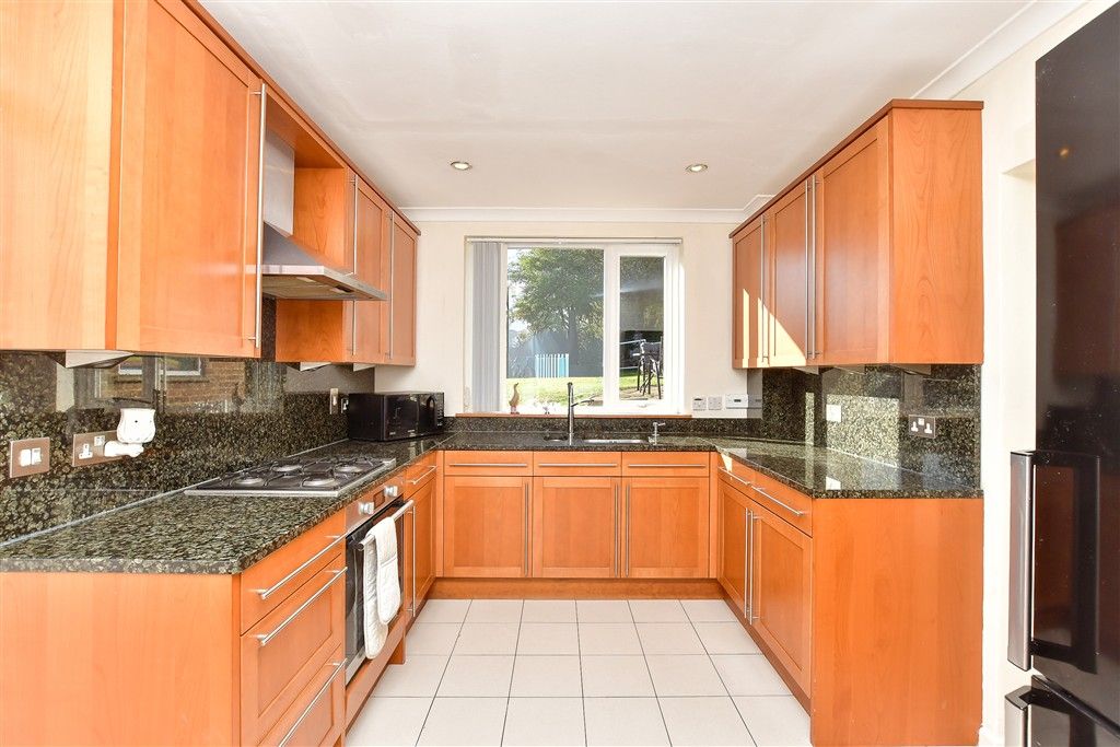 Property photo 3 of 10 Kitchen