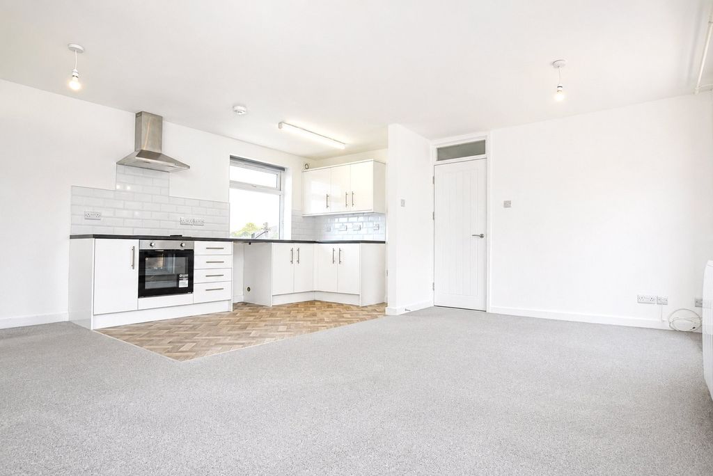 Property photo 2 of 7 Kitchen/ Dining Room