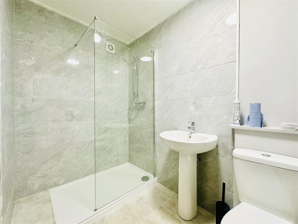 Property photo 2 of 14 Bathroom 1