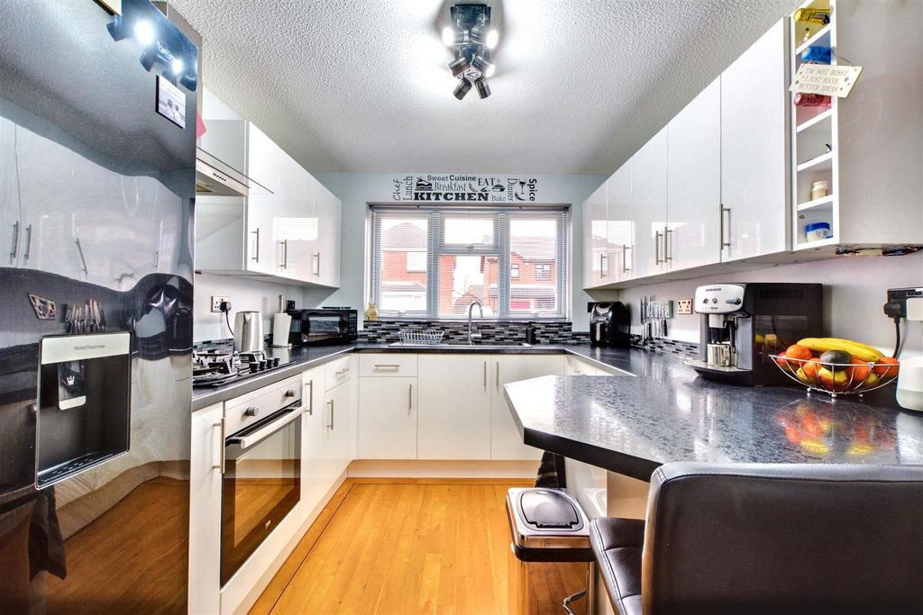 Property photo 3 of 25 Kitchen