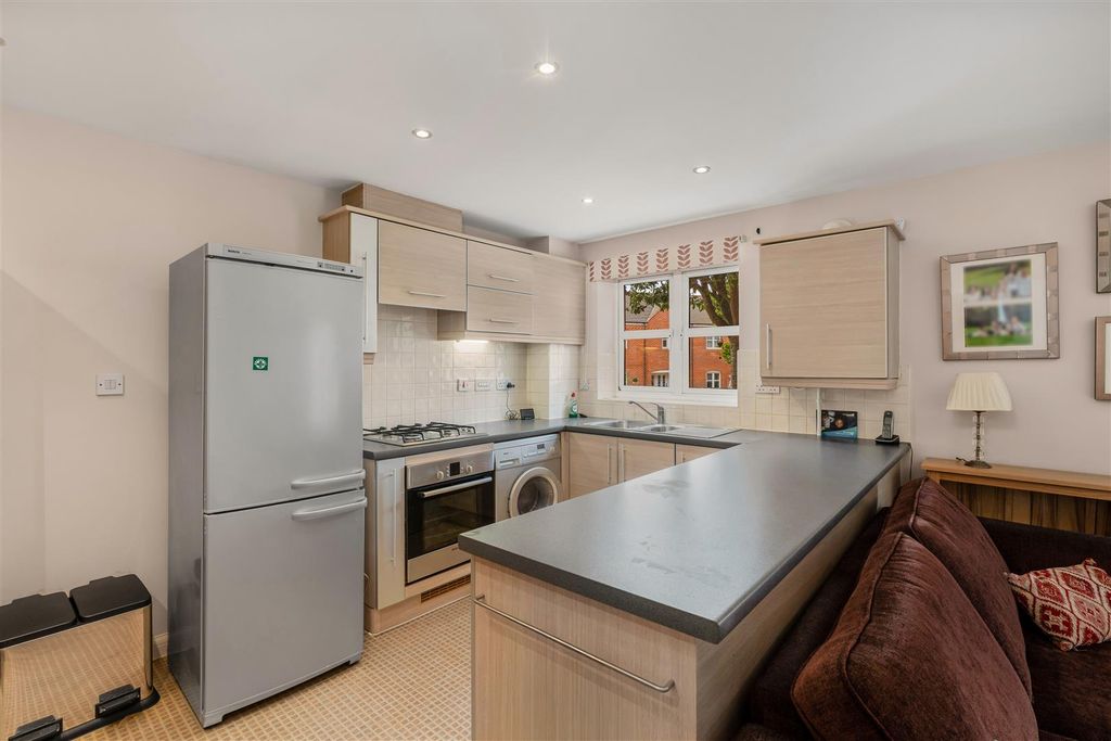 Property photo 3 of 13 2 Hawthorne House, Banbury-10.Jpg