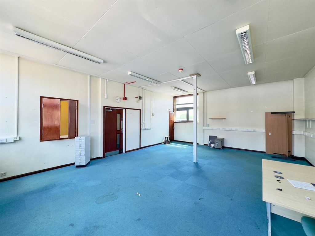 Property photo 2 of 13 4A8Eed15-c6Fa-4Aa9-Bfbb-c2d0c3Bc27A4.Jpg