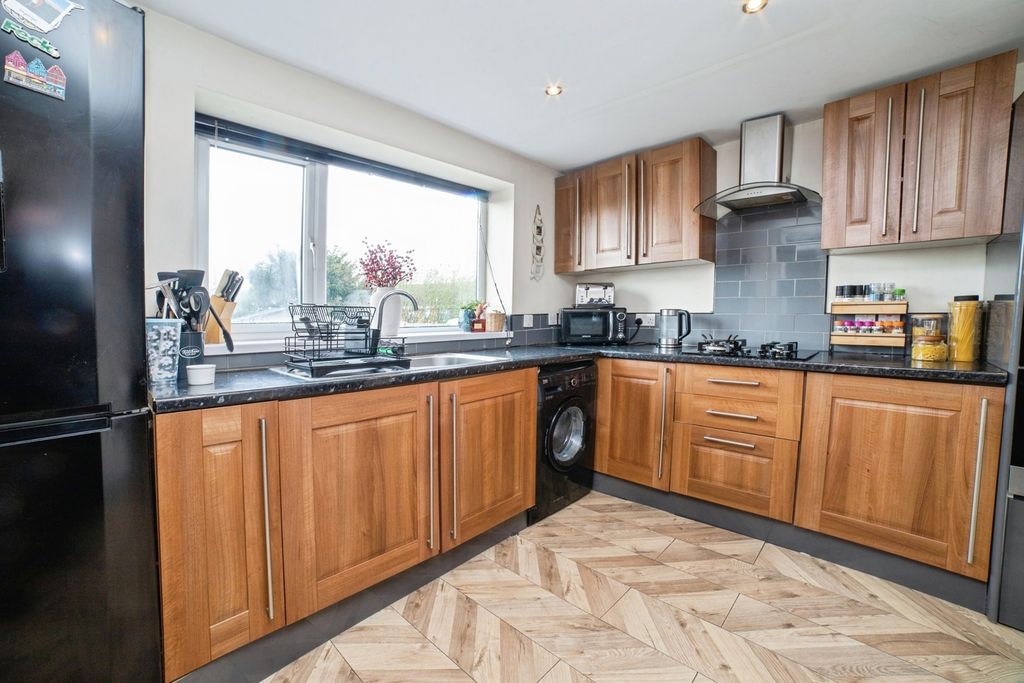 Property photo 3 of 20 Kitchen