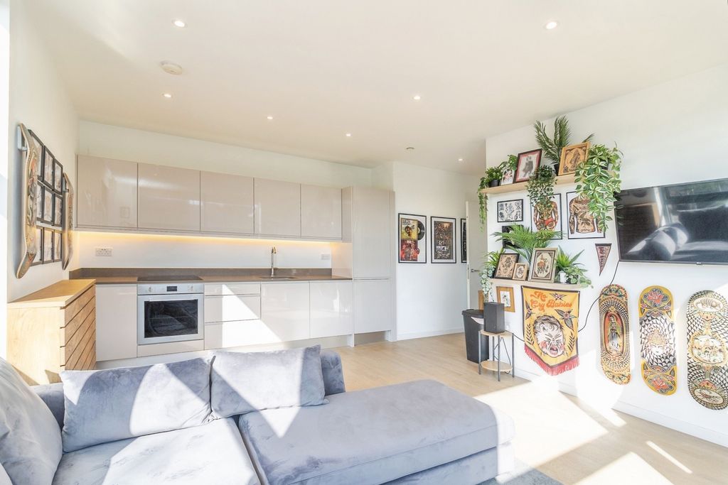 Property photo 3 of 16 Pbox-Img.Jpg