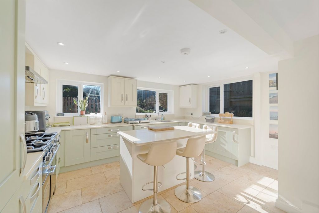 Property photo 3 of 28