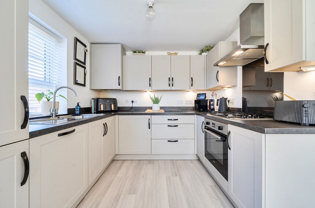 Property photo 3 of 16 Kitchen / Diner