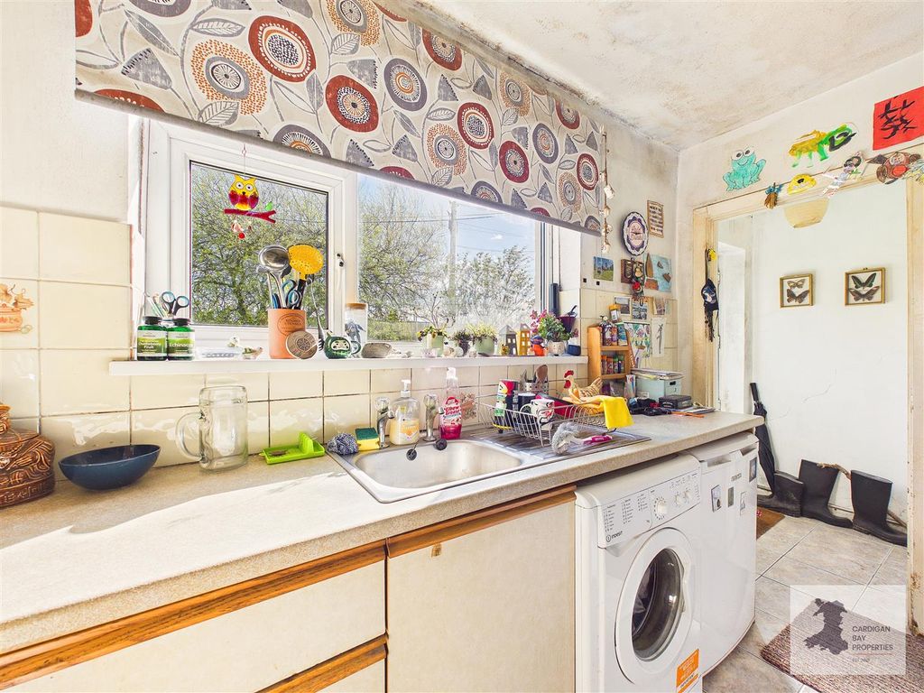 Property photo 3 of 19 Kitchen